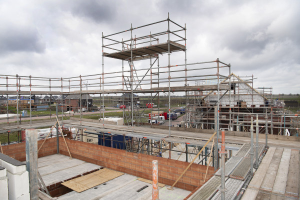 Alle muren worden met de hand gemetseld, vloeren en daken worden prefab aangeleverd.