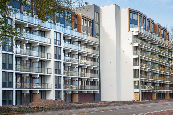 Van het oude woongebouw Aquarius in Amstelveen bleef tijdens de renovatie alleen het betonnen skelet staan. De rest is vernieuwd. Tevens kwam er een extra verdieping van hout op. Eind vorig jaar is het opgetopte woongebouw opgeleverd. Foto: Annet Delfgaauw.