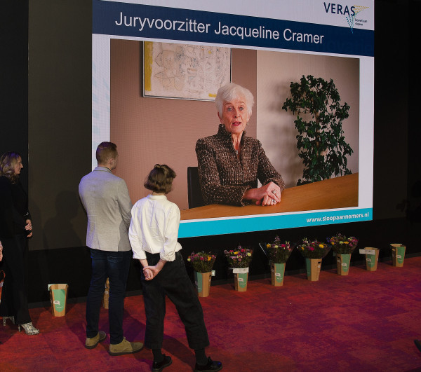 Juryvoorzitter Jacqueline Cramer maakt de winnaar bekend. Op de rug gezien de drie genomineerden.