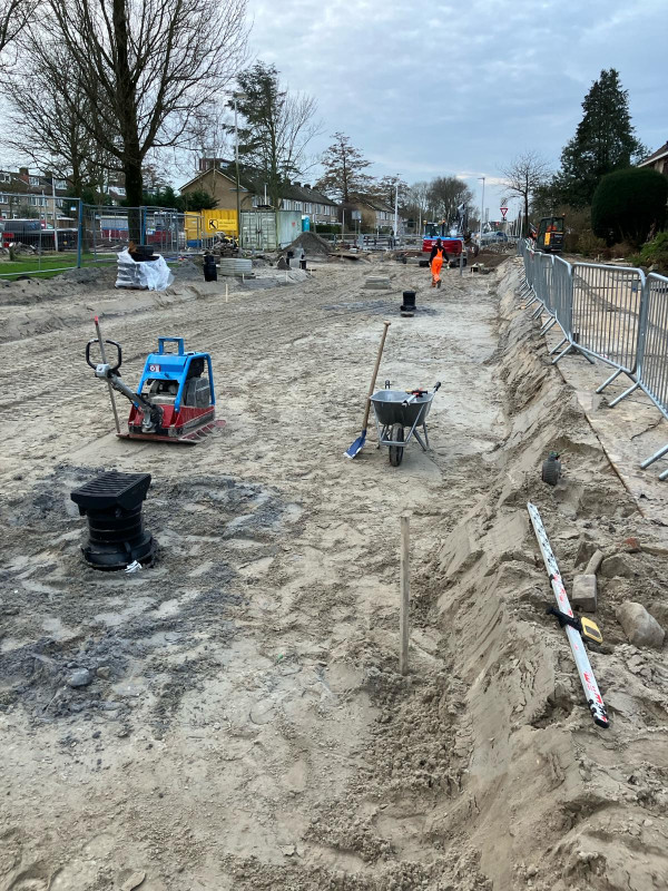 Vanwege de waterberging legt Markus BV de straten in Purmerend van binnen naar buiten aan.