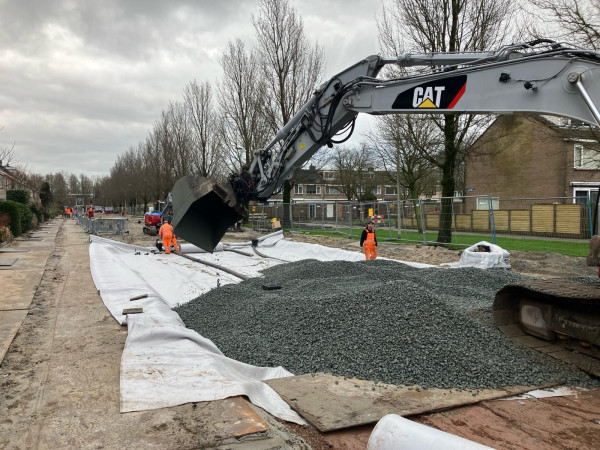 Om te voorkomen dat de waterberging volloopt met zand is de natuursteen laag ingepakt met doek.