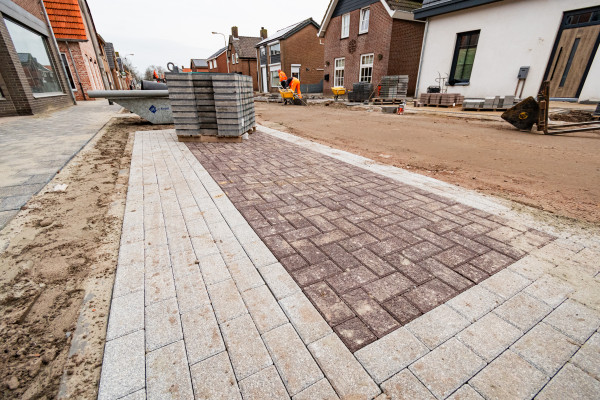 Verkeersveilige herinrichting met vooruitstrevende waterhuishouding met infiltratieriool in St.Martinusstraat. Fotografie: De Krom Groep