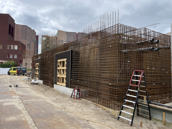 Door Rook bouw gebouwde stralingsmuren met uitsparingen voor de twee modulaire geveldelen.