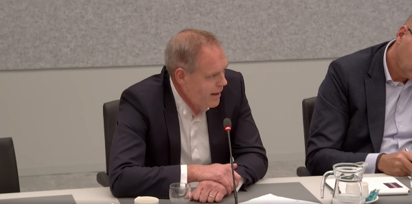 Rob Konijn aan het woord tijdens een rondetafelgesprek met de vaste Kamercommissie Infrastructuur en Waterstaat. Foto: video still rondetafelgesprek, Tweede Kamer.