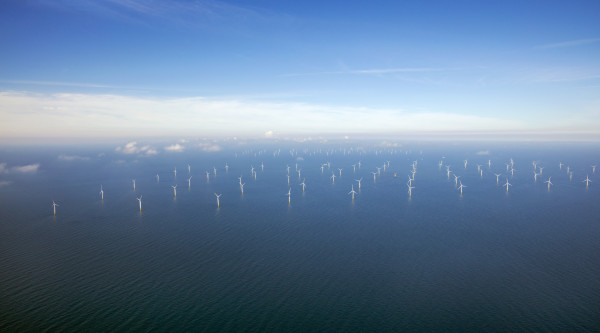 Een grote CO2-vrije elektriciteitsproductie, in combinatie met het oplossen van netcongestie, is een enorme (uitvoerings)opgave met grote ruimtelijke gevolgen. Foto: Gemini Offshore Windpark.