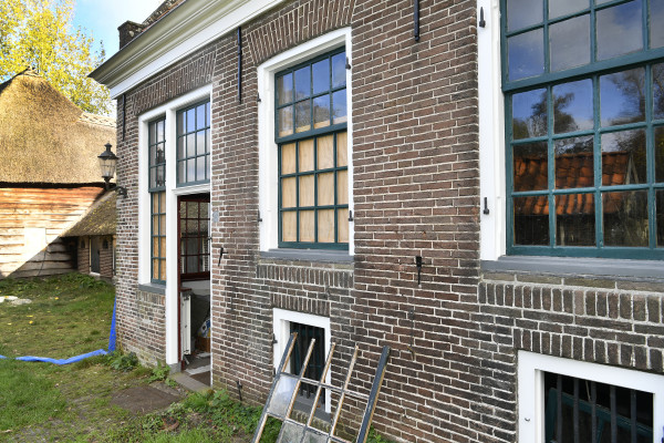 Het Evesingehus: oud-Drents boerenhuis met diepe 'onderschoer' in de achtergevel en voornaam voorhuis uit de achttiende eeuw.