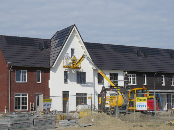 In het bijzonder in de woningbouw lagen de orderposities op een historisch topniveau. De werkvoorraad van woningbouwers nam met zes tiende maand toe tot gemiddeld 14,5 maanden werk in november. Hiermee bereikte de orderportefeuille voor de derde achtereenvolgende maand het hoogste niveau sinds het begin van de metingen in januari 2000. Foto: Frank de Groot.