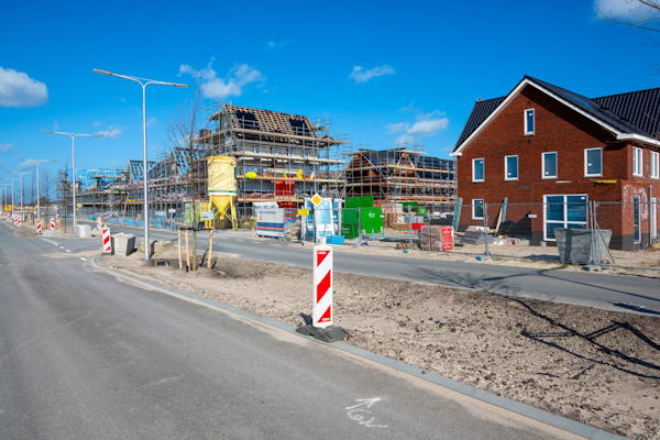 Westergouwe is een woonwijk in aanbouw aan de westkant van Gouda, in de Nederlandse provincie Zuid-Holland. Uiteindelijk zullen hier ongeveer 3800 woningen gebouwd worden. Westergouwe wordt een wijk waar u straks kunt wonen tussen water en groen. Het toekomstige woningaanbod kenmerkt zich door een flink aanbod aan goedkope koopwoningen en commerciële huurwoningen. Woningzoekenden hebben straks ook meer keuze doordat er meer marktgericht ‘on demand’ gebouwd gaat worden. Ook is er ruimte gereserveerd voor mensen die hun eigen woning willen ontwerpen en bouwen. Zo is er een woning voor elke beurs. Westergouwe zal stapsgewijs gebouwd gaan worden in buurten met ongeveer 100 woningen. Daardoor krijgen bewoners een buurt die snel na oplevering van hun woning al klaar is.