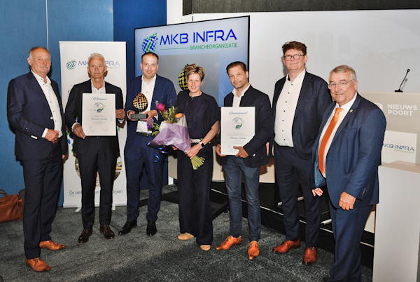 Juryvoorzitter Peter Remmits, het ‘vierkoppige winnende team van Drenthe, Bas Drijvers -gemeente Eindhoven (vorige winnaar) en MKB INFRA-voorzitter Philip van Nieuwenhuizen.